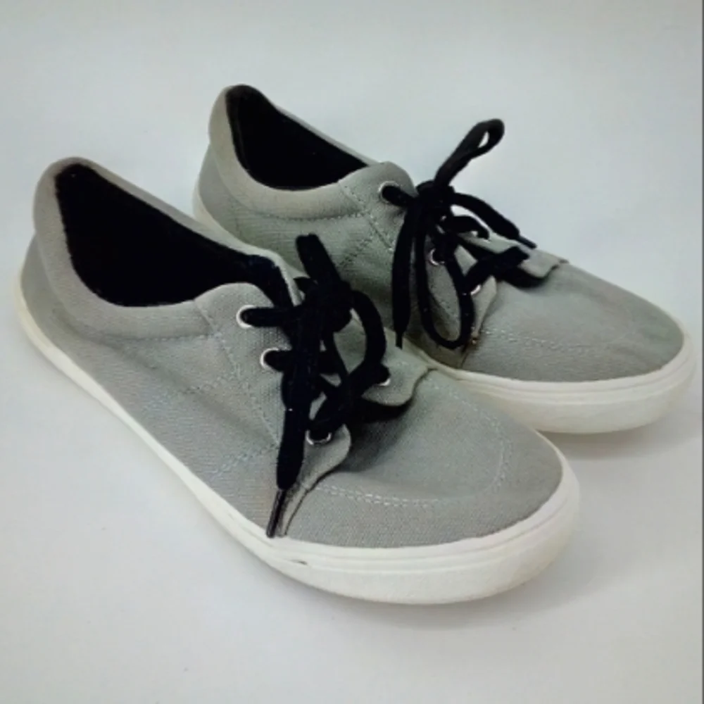 The Children's Place Gray Canvas Sneakers Big Kid 4 Black Laces